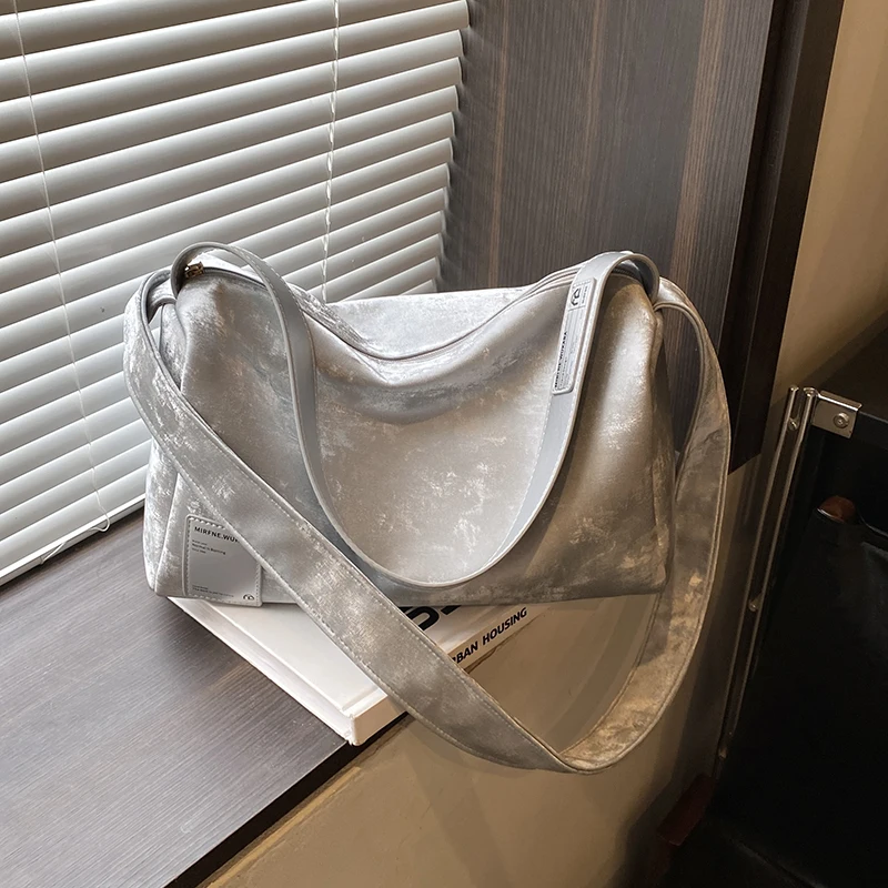 Fashionable and stylish women's single-shoulder bag with large capacity for commuting, featuring a tie-dye design.
Fashionable and stylish women's single-shoulder bag with large capacity for commuting, featuring a tie-dye design.