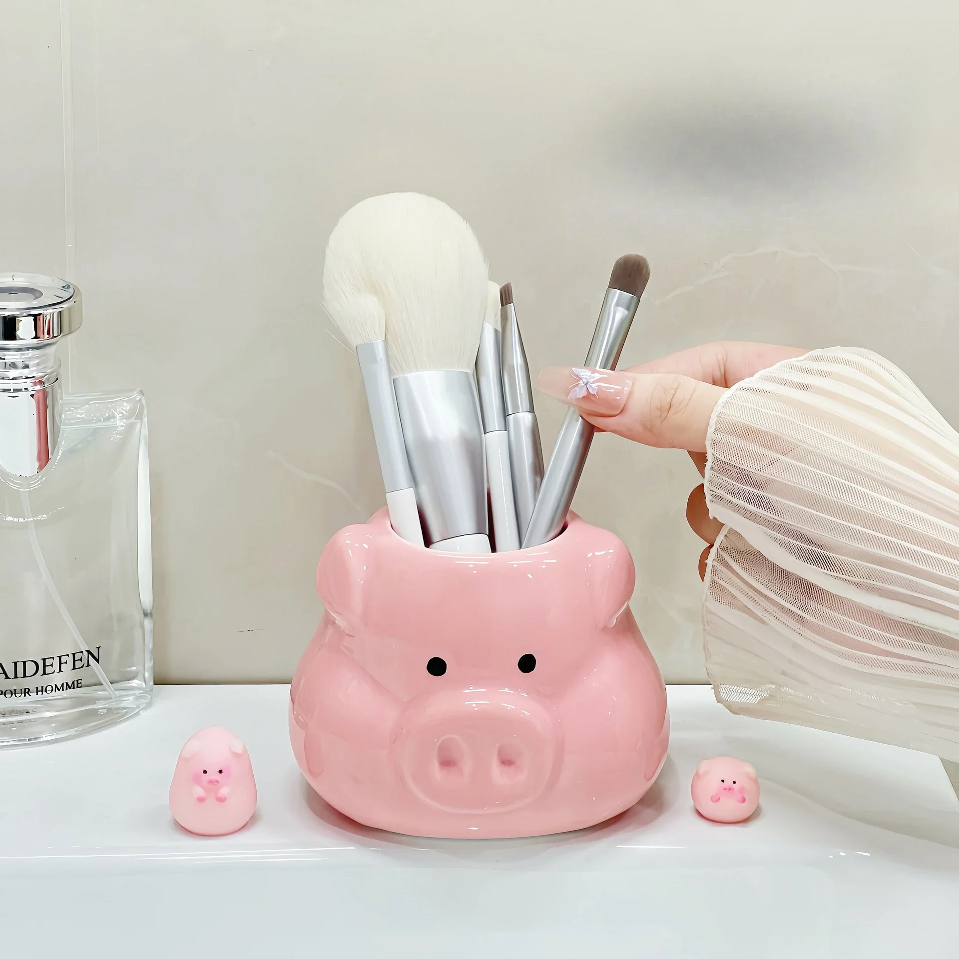 Cartoon Piggy Desktop Storage Box Creative Toothbrush Rack Ceramic Bathroom Cosmetics Makeup Pen Storage Cylinder
Cartoon Piggy Desktop Storage Box Creative Toothbrush Rack Ceramic Bathroom Cosmetics Makeup Pen Storage Cylinder