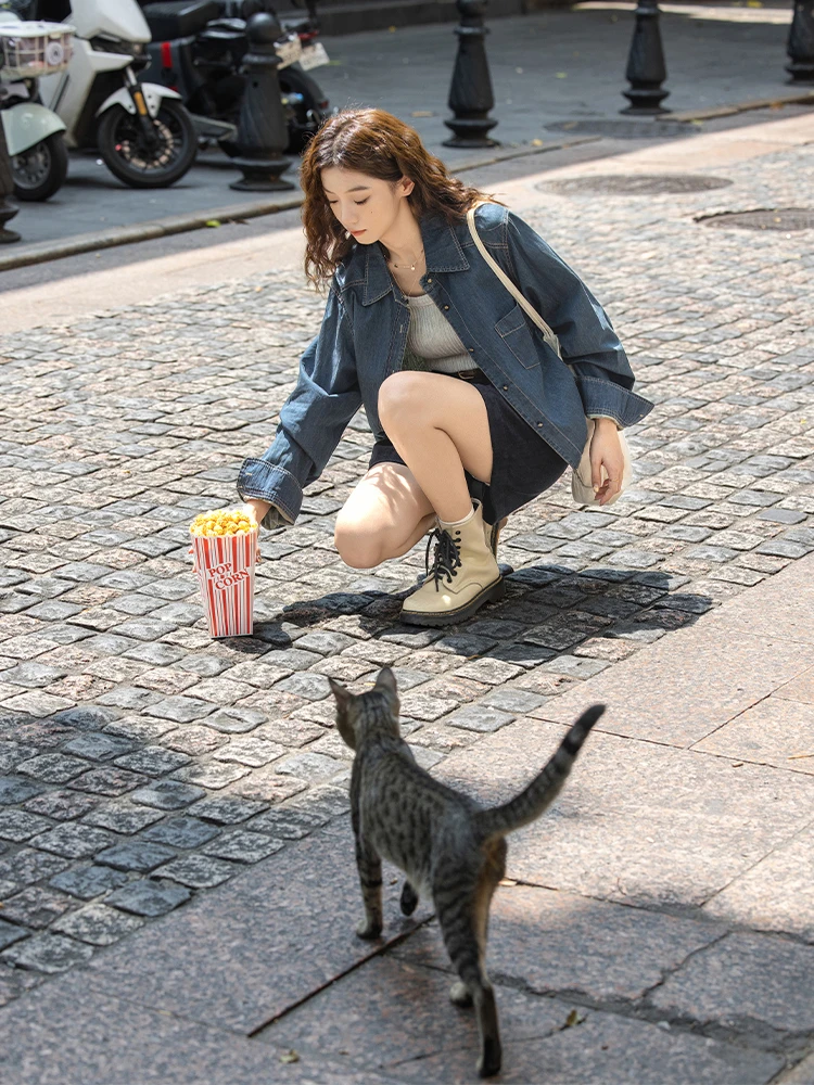 Ретро-джинсовая куртка свободного кроя в гонконгском стиле для женщин, удлиненная, для многослойных образов, модная повседневная верхняя одежда, прямой крой, стандартная длина
Ретро-джинсовая куртка свободного кроя в гонконгском стиле для женщин, удлиненная, для многослойных образов, модная повседневная верхняя одежда, прямой крой, стандартная длина