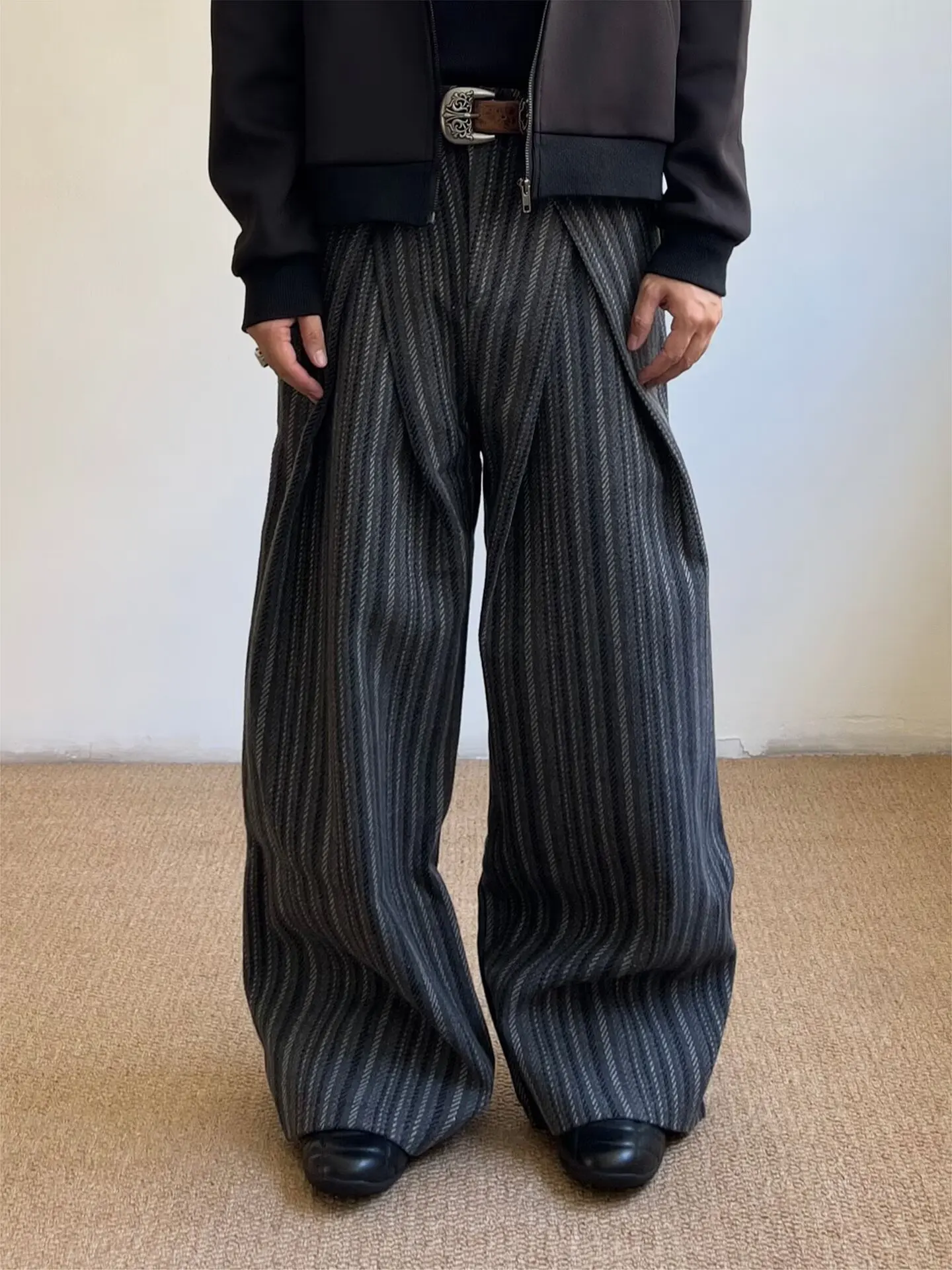 Autumn Winter Men's Casual Pants Pleated Deconstructed Striped Loose Wide Leg Pants Comfortable Commuting Versatile Lazy Sle
Autumn Winter Men's Casual Pants Pleated Deconstructed Striped Loose Wide Leg Pants Comfortable Commuting Versatile Lazy Sle