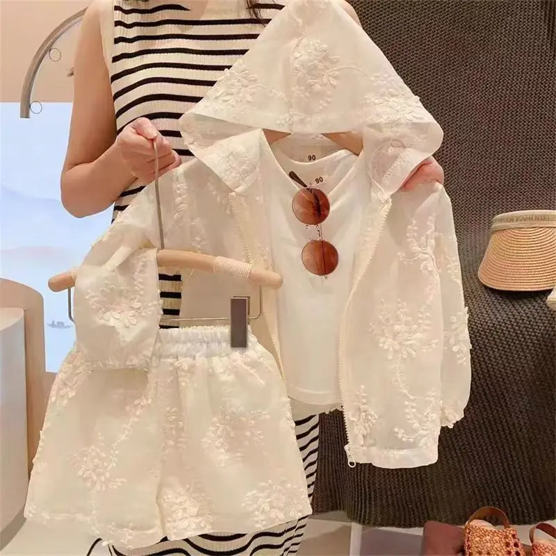 Childrens Sets New Girls Lace Embroidery Hooded Sunscreen Coat Shorts Vest Three Pieces Summer Simple Fashion Set 90-140CM
Childrens Sets New Girls Lace Embroidery Hooded Sunscreen Coat Shorts Vest Three Pieces Summer Simple Fashion Set 90-140CM