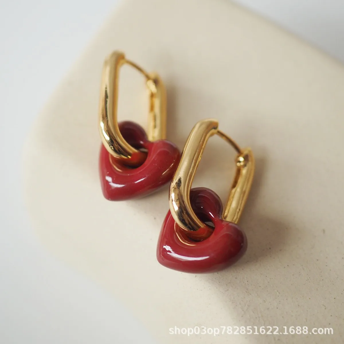 Retro and personalized heart-shaped earrings. The same style as worn by celebrities. Personalized ear clips for those without ea
Retro and personalized heart-shaped earrings. The same style as worn by celebrities. Personalized ear clips for those without ea