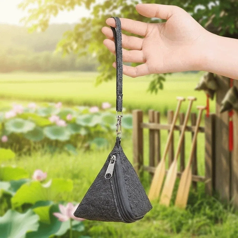 Полиэстеровый джинсовый мешочек-подвеска Zongzi, однотонный, аксессуар для Ханьфу, треугольная тканевая подвесная сумка, миниатюрный китайский стиль
Полиэстеровый джинсовый мешочек-подвеска Zongzi, однотонный, аксессуар для Ханьфу, треугольная тканевая подвесная сумка, миниатюрный китайский стиль
