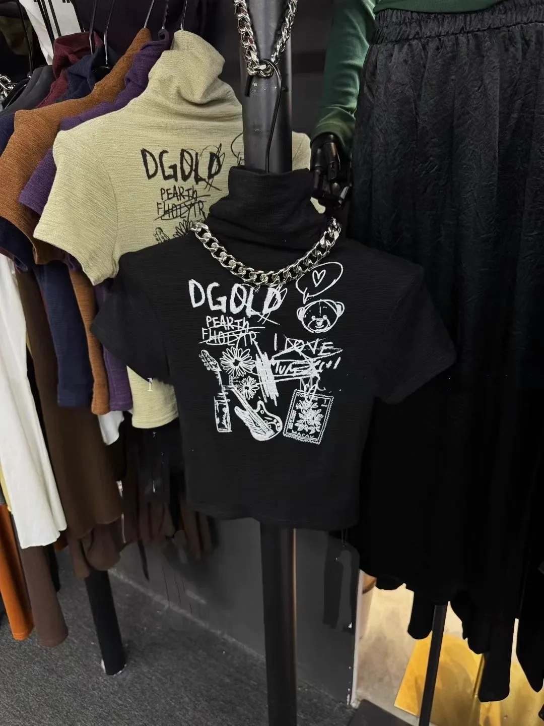 Outlet Graffiti Fashion High Collar Slim Fit Short T-Shirt Korean Style Commute Print Women's Autumn Top Korean Style
Outlet Graffiti Fashion High Collar Slim Fit Short T-Shirt Korean Style Commute Print Women's Autumn Top Korean Style
