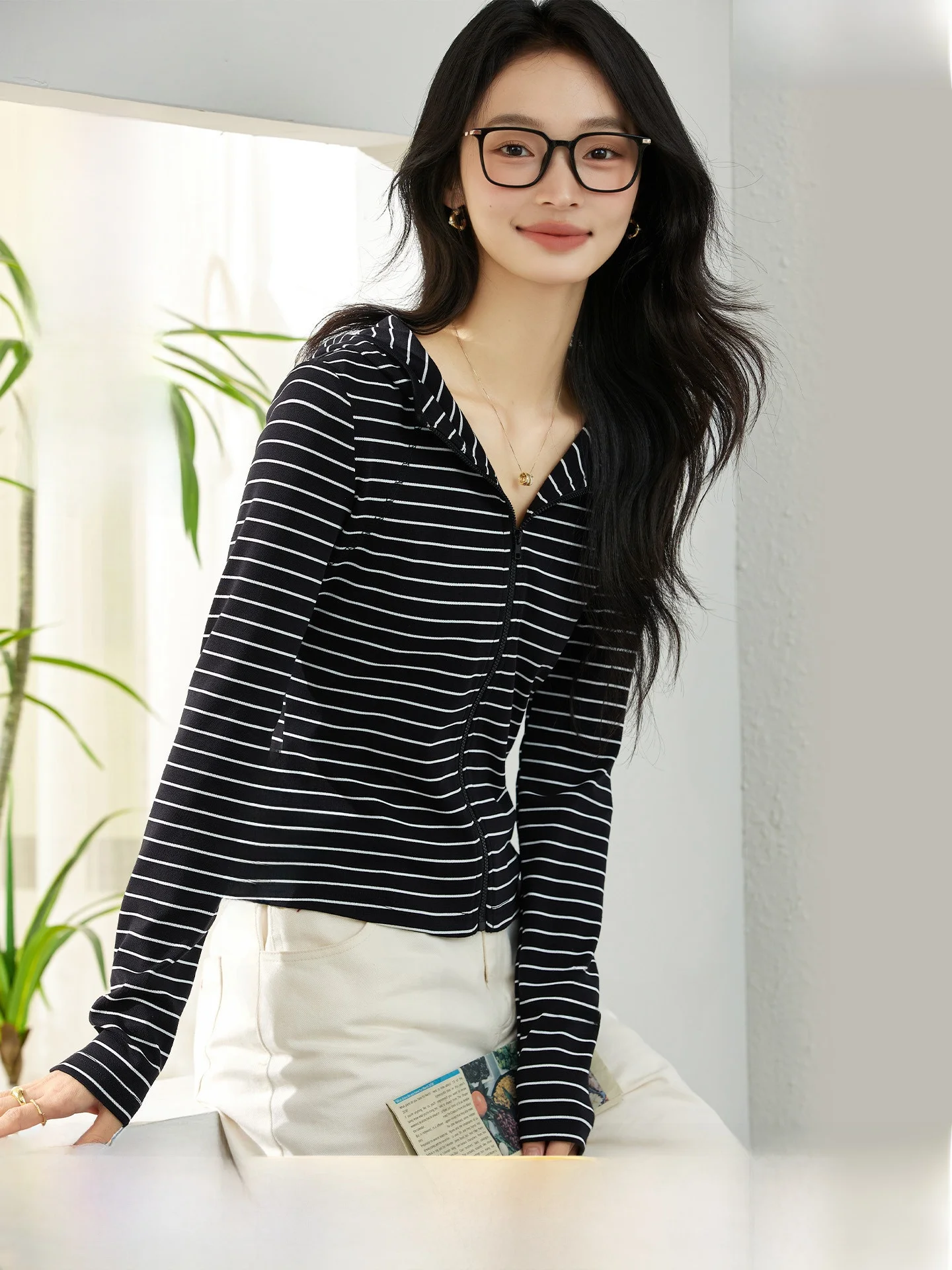 Fashionable Women's Black White Striped Hooded Knitted Long Sleeve Jacket Slim Fit Cardigan Top Casual Style Zipper Closure
Fashionable Women's Black White Striped Hooded Knitted Long Sleeve Jacket Slim Fit Cardigan Top Casual Style Zipper Closure