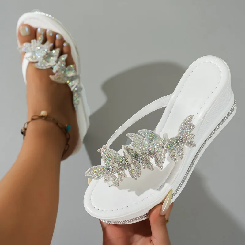 2026 Shiny Crystal Wedge Heel Sandals for Women Super High Heels Sandals Woman Thick Sole Rhinestone Butterfly Slide Women Shoes
2026 Shiny Crystal Wedge Heel Sandals for Women Super High Heels Sandals Woman Thick Sole Rhinestone Butterfly Slide Women Shoes