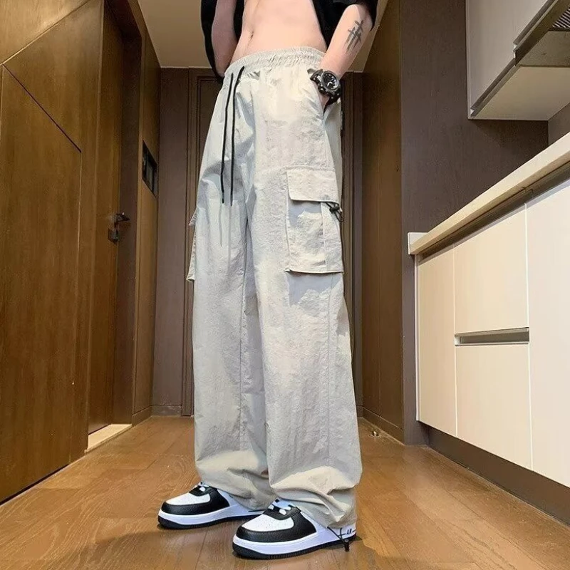 Модные мужские легкие брюки карго на весну-лето, свободные прямые брюки в американском стиле для повседневной носки на улице
Модные мужские легкие брюки карго на весну-лето, свободные прямые брюки в американском стиле для повседневной носки на улице 