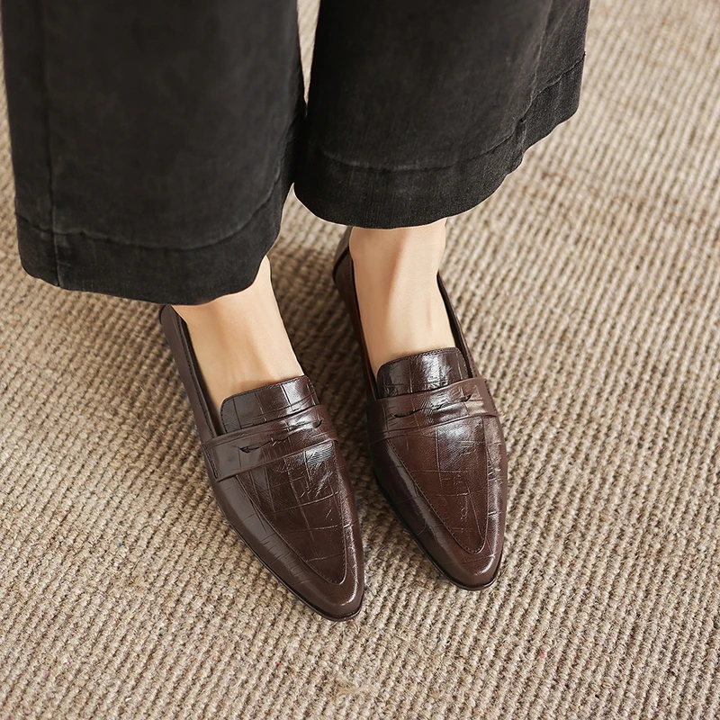 Women's New Spring and Autumn Genuine Leather Sheepskin Belt Buckle Low Heel Large Retro Le Fu Shoes Fashion Single Shoes
Women's New Spring and Autumn Genuine Leather Sheepskin Belt Buckle Low Heel Large Retro Le Fu Shoes Fashion Single Shoes