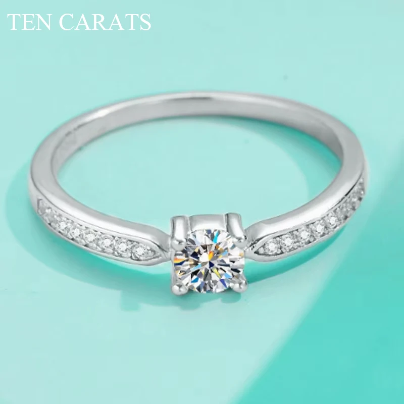 TEN CARATS passed the Diamond Test GRA Certification 0.3CT sterling silver Moissanite Ring Classic four-claw ring jewelry gift
TEN CARATS passed the Diamond Test GRA Certification 0.3CT sterling silver Moissanite Ring Classic four-claw ring jewelry gift
