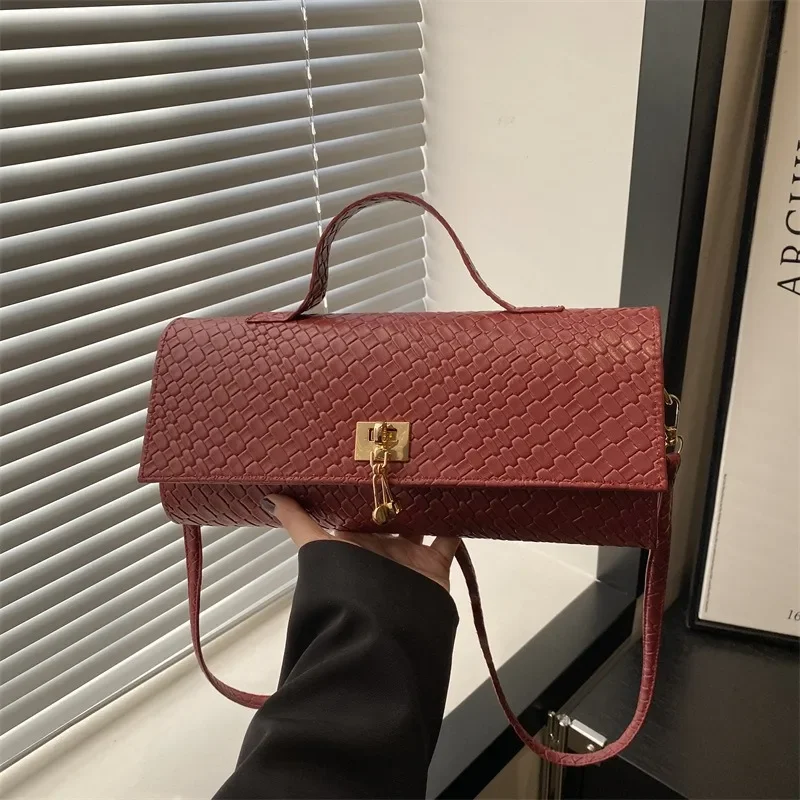 Дизайнерская роскошная сумка Тканая мягкая кожаная обеденная сумка Сумка-багет Горизонтальная женская сумка через плечо по диагонали
Дизайнерская роскошная сумка Тканая мягкая кожаная обеденная сумка Сумка-багет Горизонтальная женская сумка через плечо по диагонали