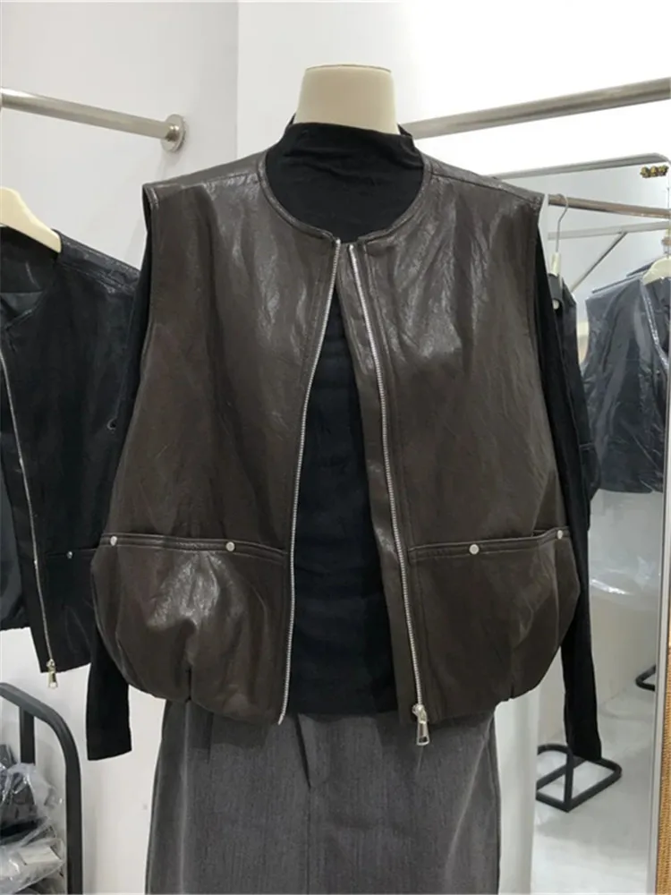 plus Size Women's Vintage PU Leather Vest Jacket Loose Outerwear Shoulder Pad Autumn Winter Fashion Casual High Waist Design
plus Size Women's Vintage PU Leather Vest Jacket Loose Outerwear Shoulder Pad Autumn Winter Fashion Casual High Waist Design