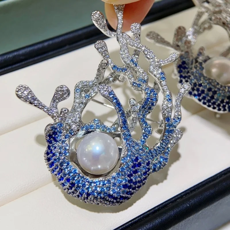 SGARIT Designer Style Niche Micro Inlaid Zircon Water Spray Shaped Brooch Temperament Pearl Retro Broche Pin for Women and Men
SGARIT Designer Style Niche Micro Inlaid Zircon Water Spray Shaped Brooch Temperament Pearl Retro Broche Pin for Women and Men