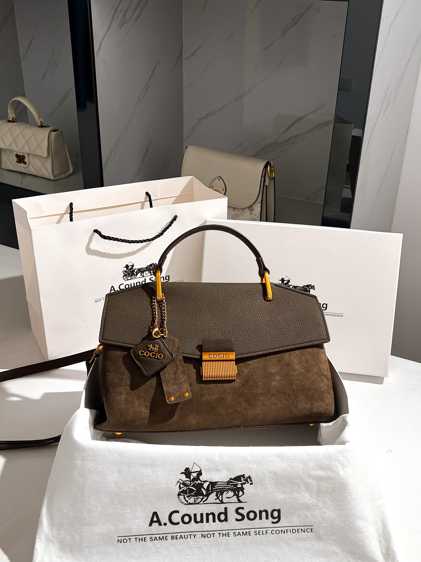 Acound Song Olive een Suede Leather Women's Tote Crossbody Bag Faionable New 2025 Handbag with Detachable oulder Strap
Acound Song Olive een Suede Leather Women's Tote Crossbody Bag Faionable New 2025 Handbag with Detachable oulder Strap