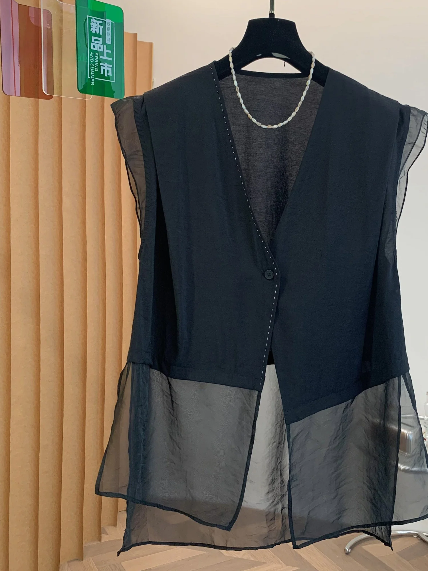Design Sensation Mesh Paneling Fake Two-Piece Vest Women Summer New Loose Outerwear V-Neck Sleeveless Top Commute Style
Design Sensation Mesh Paneling Fake Two-Piece Vest Women Summer New Loose Outerwear V-Neck Sleeveless Top Commute Style