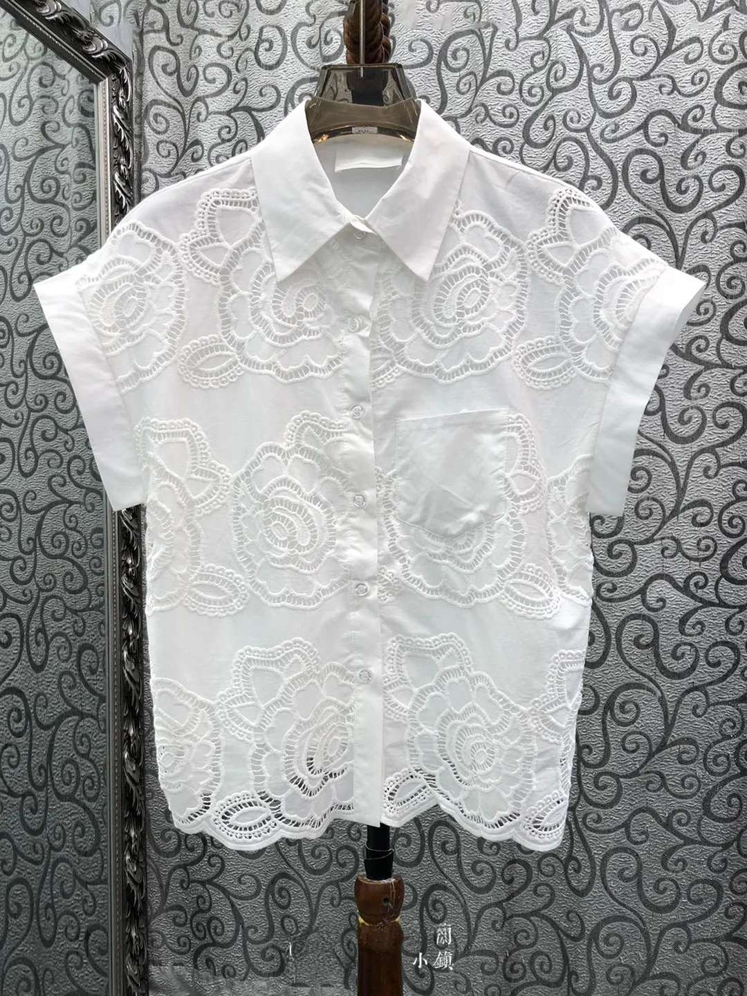 Milan Small Town High Version European Style Embroidered Hollow Large Flower Color Versatile Small Pocket Turn-down Col...
Milan Small Town High Version European Style Embroidered Hollow Large Flower Color Versatile Small Pocket Turn-down Col...