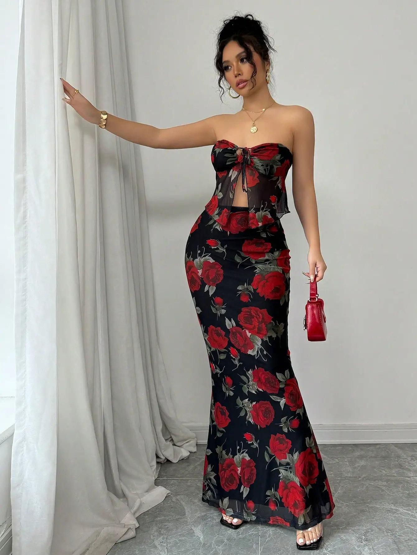 Red Rose Print 2-Piece Set: Strapless Top with Cutout & Mermaid Hem Bodycon Skirt
Red Rose Print 2-Piece Set: Strapless Top with Cutout & Mermaid Hem Bodycon Skirt