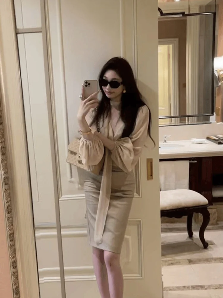 Syj Shuyijia Women's Fashion High Waist Bodycon Skirt And Shirt Set Long Sleeve V-neck Short Skirt Commute Style Korean Version
Syj Shuyijia Women's Fashion High Waist Bodycon Skirt And Shirt Set Long Sleeve V-neck Short Skirt Commute Style Korean Version