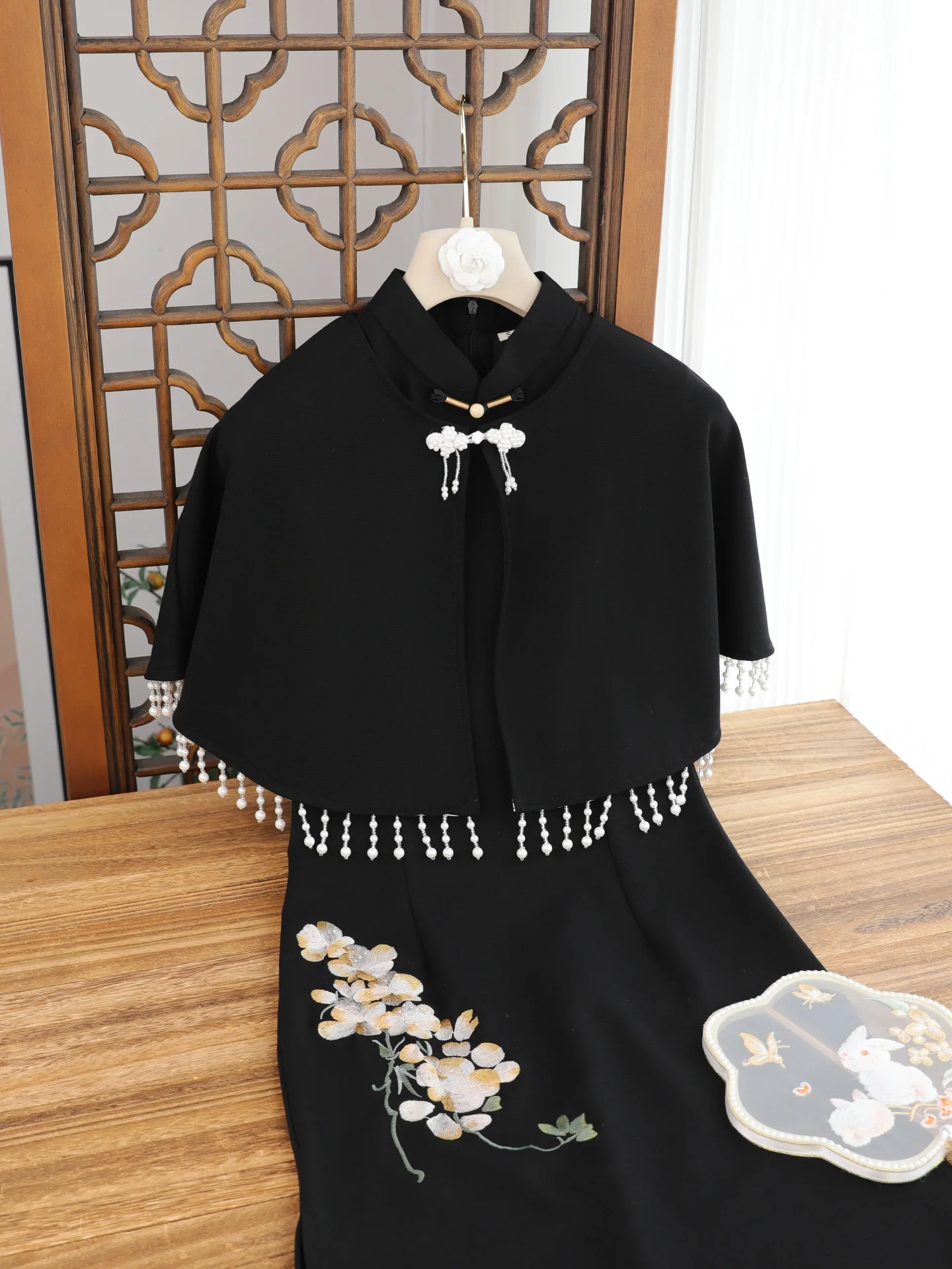 Young Women's Black Embroidered Sleeveless Qipao Vintage Style Breathable Polyester Fiber Long Dress Low Slit Daily Wear
Young Women's Black Embroidered Sleeveless Qipao Vintage Style Breathable Polyester Fiber Long Dress Low Slit Daily Wear