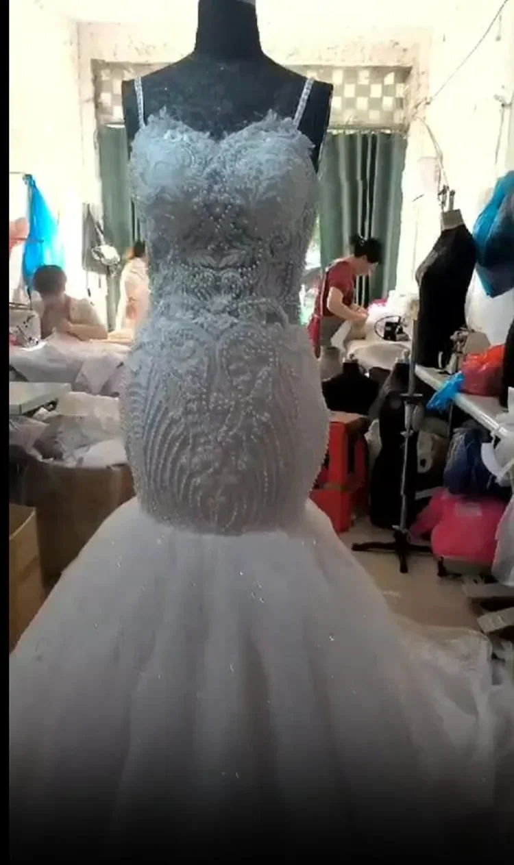 Customized Shinny Heavy Lace Pearls Wedding Dress Vestidos De Novia Spaghetti Strap Church Garden Mermaid Bridal Gowns
Customized Shinny Heavy Lace Pearls Wedding Dress Vestidos De Novia Spaghetti Strap Church Garden Mermaid Bridal Gowns