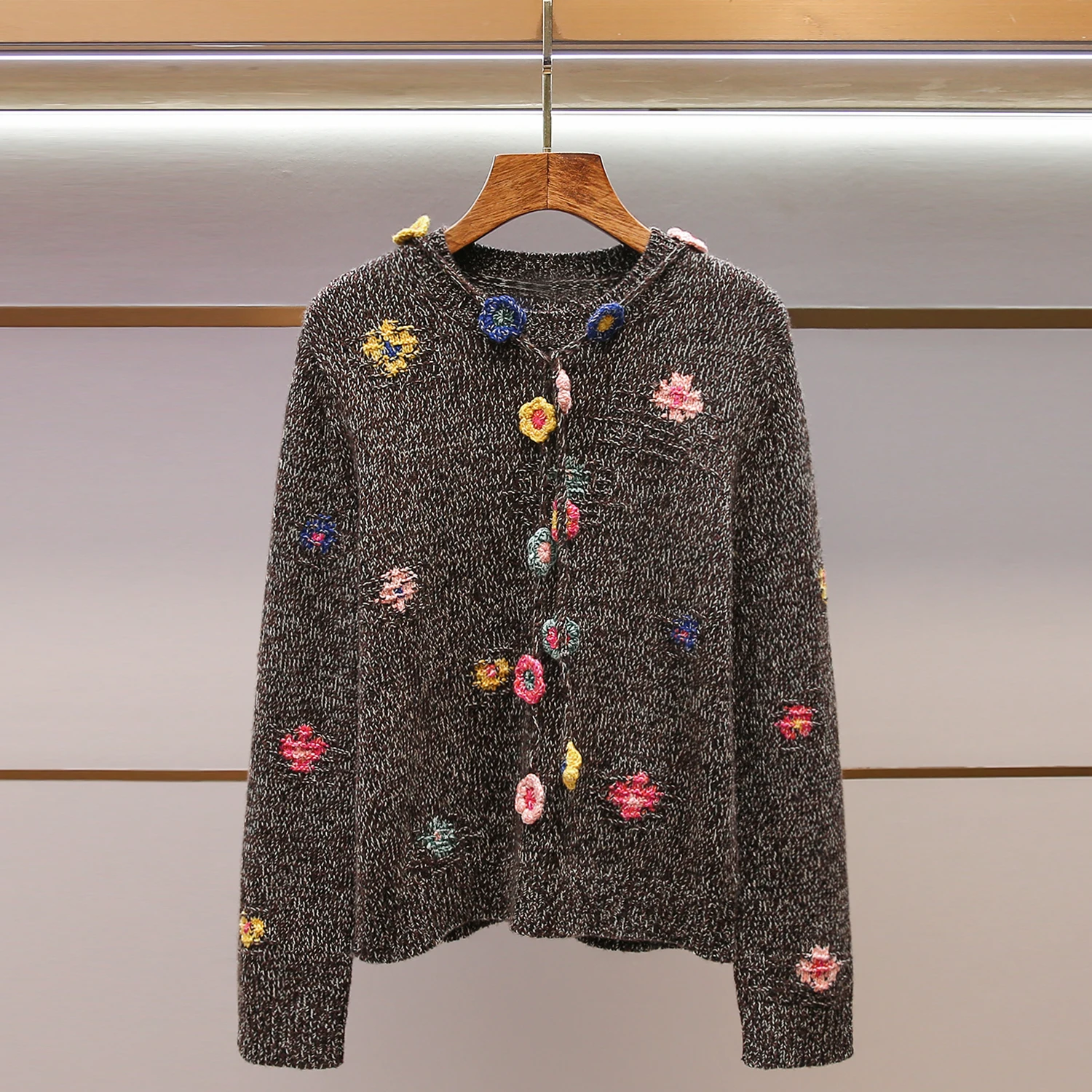 Элитный ретро-свитер с вышивкой цветов, круглый вырез, вязаный, в стиле колор-блок, зимний, новинка, женский, модный, мягкий, средней толщины
Элитный ретро-свитер с вышивкой цветов, круглый вырез, вязаный, в стиле колор-блок, зимний, новинка, женский, модный, мягкий, средней толщины