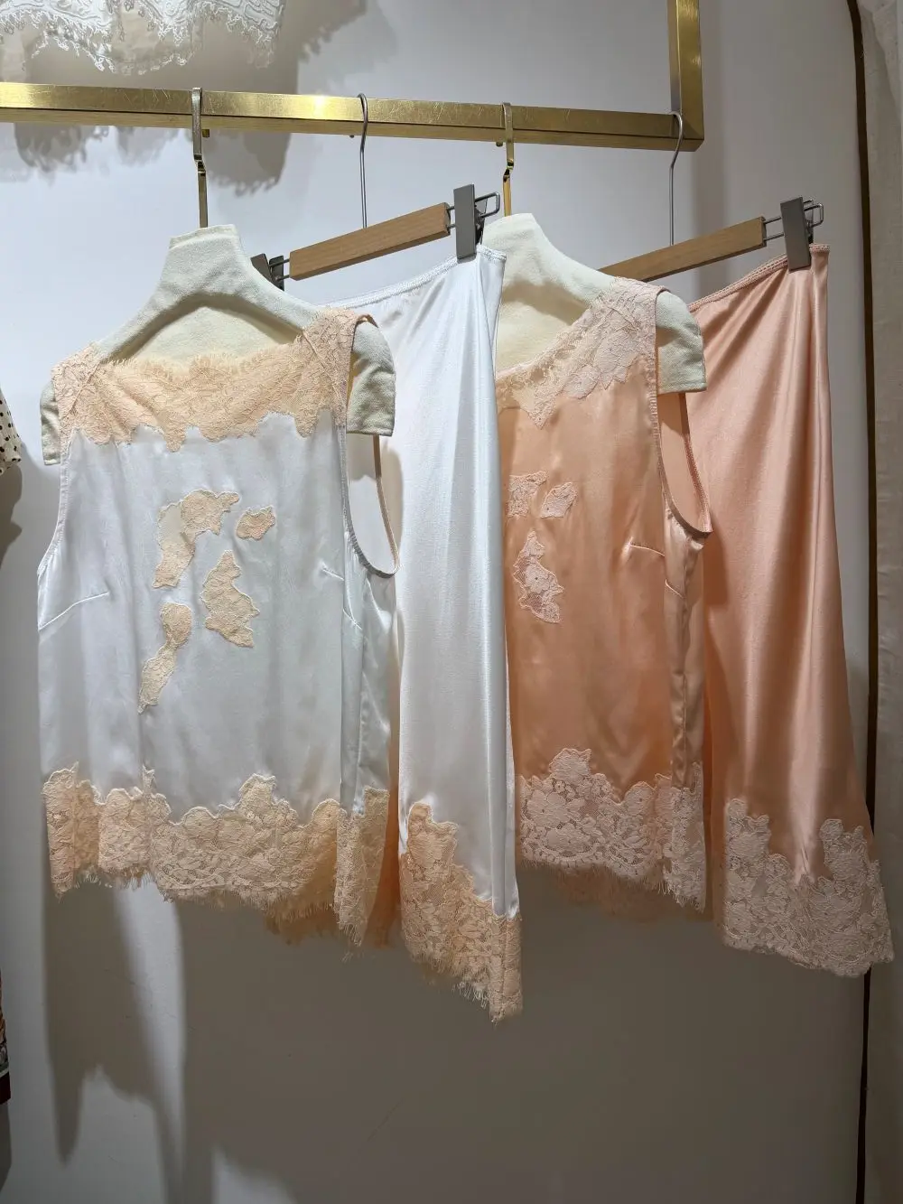 100% Silk Women's Lace Embroidery Set Elastic Waist A-Line Midi Skirt + O-Neck Sleeveless Tank Tops Casual Suit
100% Silk Women's Lace Embroidery Set Elastic Waist A-Line Midi Skirt + O-Neck Sleeveless Tank Tops Casual Suit