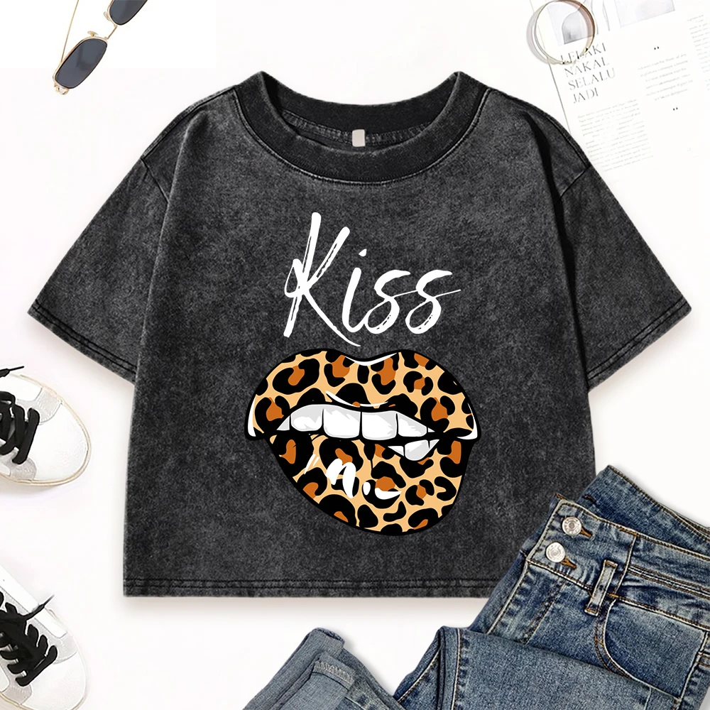 Kiss Me с леопардовым принтом и принтом губ, женская потертая футболка, тонкие хлопковые футболки, уличные топы в стиле хип-хоп, летние топы с круглым вырезом и коротким рукавом
Kiss Me с леопардовым принтом и принтом губ, женская потертая футболка, тонкие хлопковые футболки, уличные топы в стиле хип-хоп, летние топы с круглым вырезом и коротким рукавом