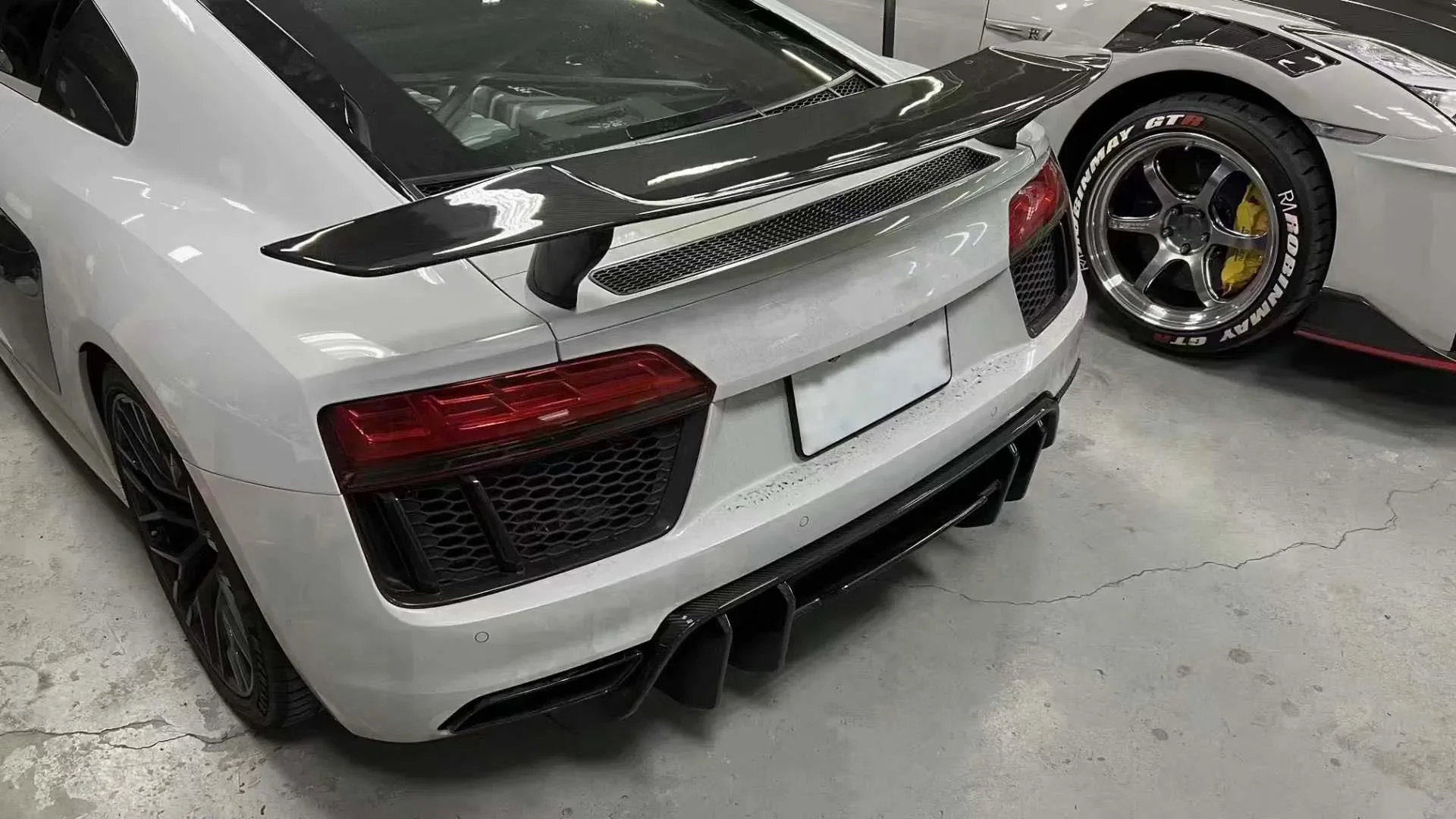 V Style Carbon Fiber R8 Body Kits Front Lip Rear Diffuser Rear Spoiler for R8 2017-2019
V Style Carbon Fiber R8 Body Kits Front Lip Rear Diffuser Rear Spoiler for R8 2017-2019