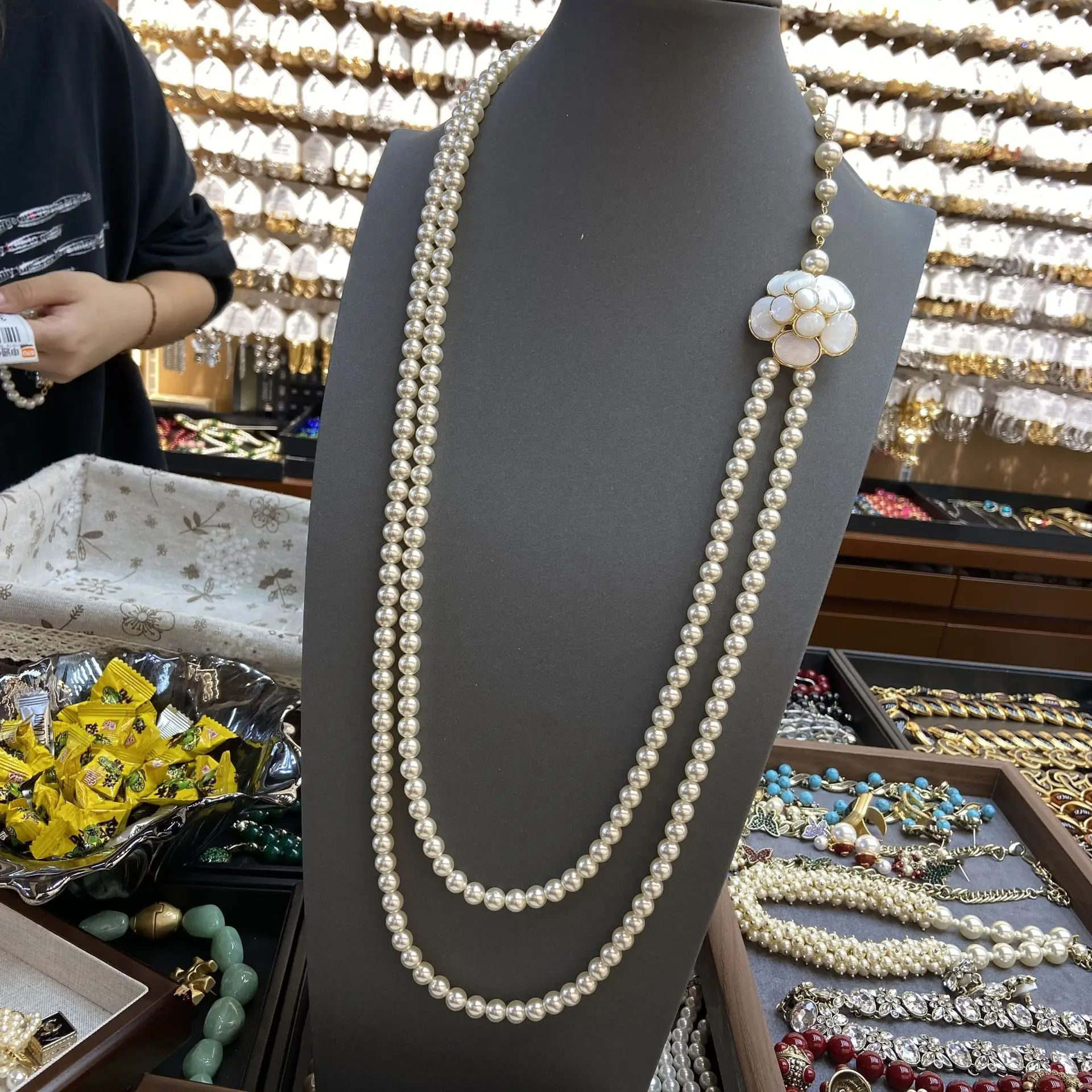 Винтажное французское ретро-колье с жемчугом камелии
Винтажное французское ретро-колье с жемчугом камелии