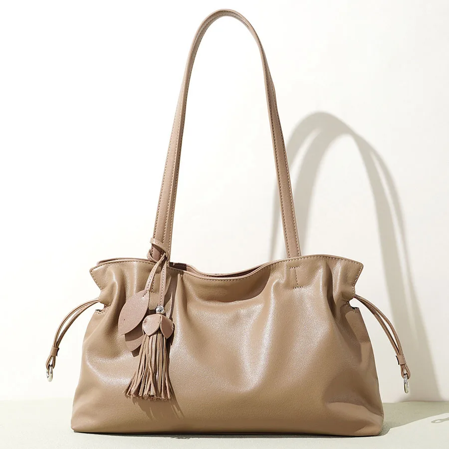 Genuine leather ladies' bag, Japanese-style light luxury handbag, high-end large-capacity single-shoulder bag, pleated cloud bag
Genuine leather ladies' bag, Japanese-style light luxury handbag, high-end large-capacity single-shoulder bag, pleated cloud bag