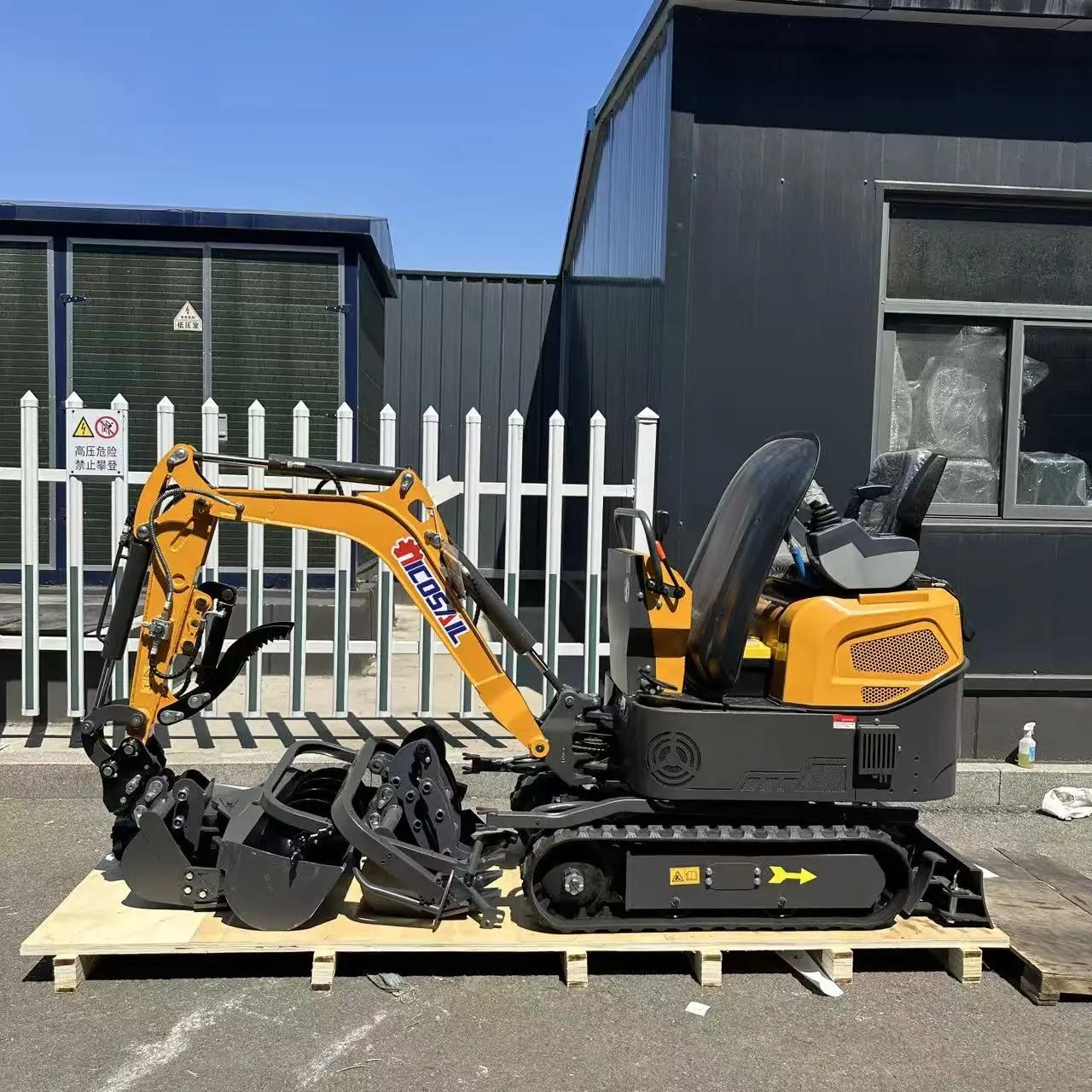 Custom 1.2 ton mini excavator CE certified Euro 5 compliant 1200kg small excavator for garden construction
Custom 1.2 ton mini excavator CE certified Euro 5 compliant 1200kg small excavator for garden construction
