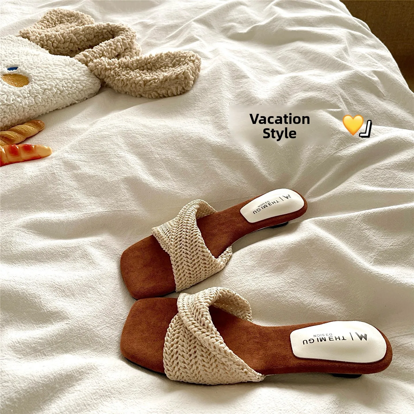 Bohemian Woven Style Women's Thick Heel Slip-On Sandals Breathable Anti-Slip Summer Flats Korean Style Hollow out Design
Bohemian Woven Style Women's Thick Heel Slip-On Sandals Breathable Anti-Slip Summer Flats Korean Style Hollow out Design