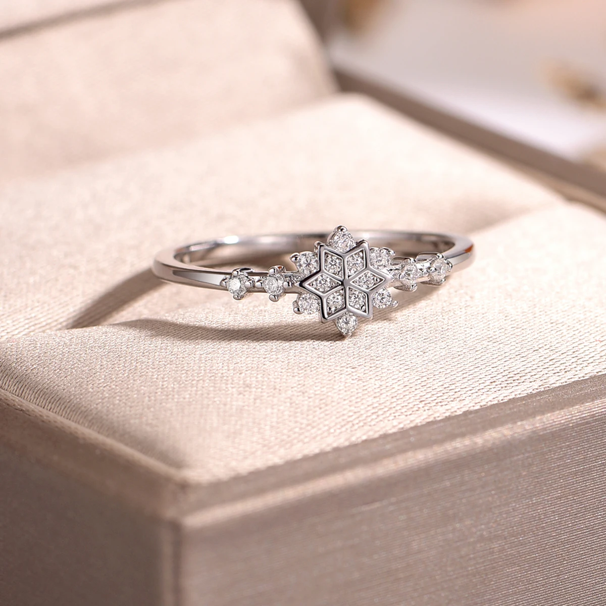 S925 Sterling Silver Classic Snowflake Ring D color Moissanite For Women Wedding Ring
S925 Sterling Silver Classic Snowflake Ring D color Moissanite For Women Wedding Ring