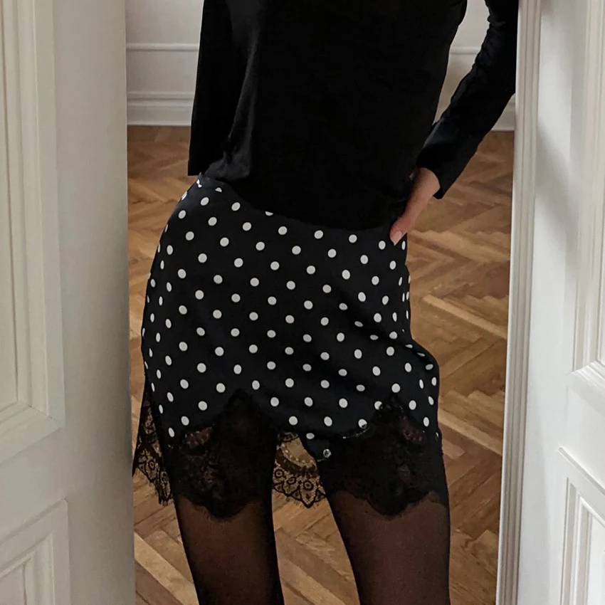 Винтажные мини-юбки в горошек для женщин, стильные уличные юбки с высокой талией, элегантные юбки с кружевом и пэчворком для женщин.
Винтажные мини-юбки в горошек для женщин, стильные уличные юбки с высокой талией, элегантные юбки с кружевом и пэчворком для женщин.