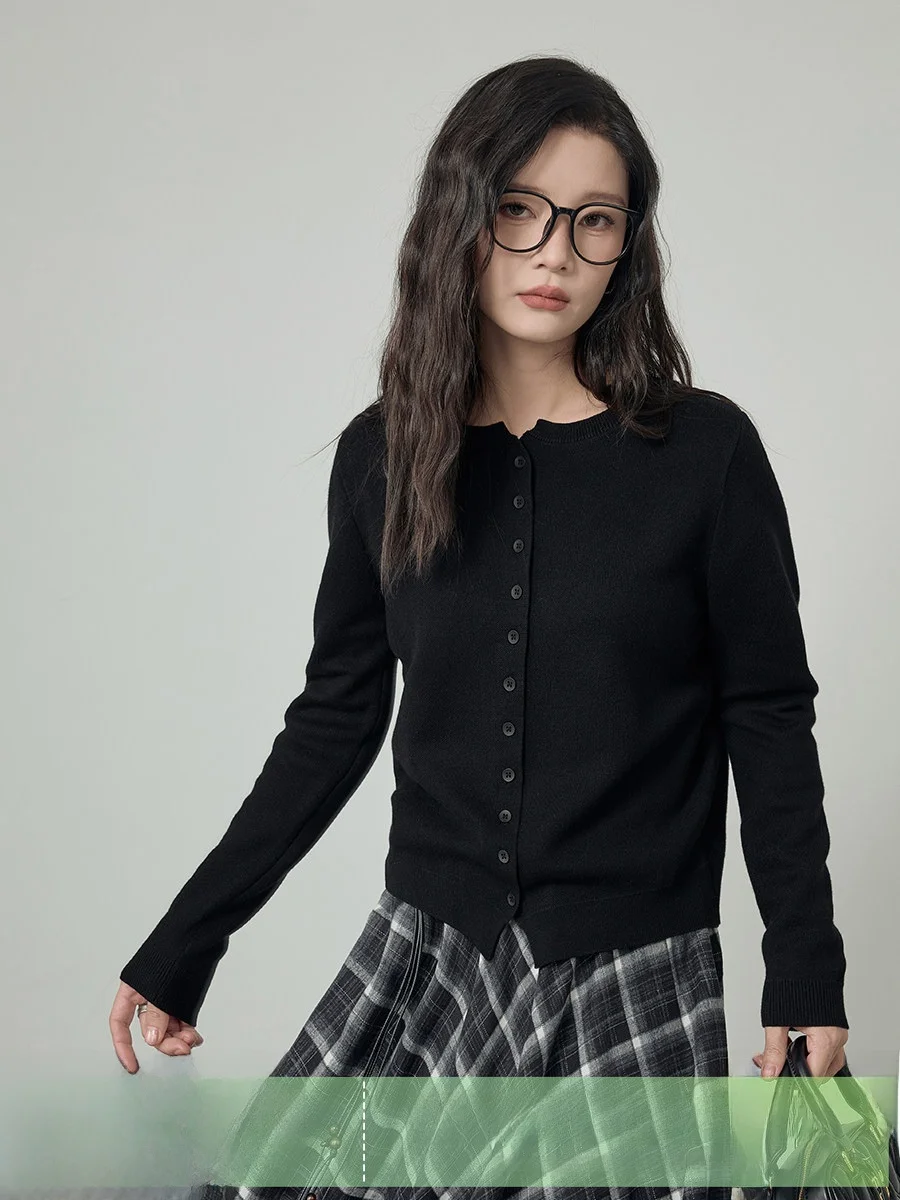 Черный вязаный свитер с длинными рукавами, универсальный облегающий топ, простой стиль, женская мода, весенний сезон, на пуговицах, стандартный крой
Черный вязаный свитер с длинными рукавами, универсальный облегающий топ, простой стиль, женская мода, весенний сезон, на пуговицах, стандартный крой