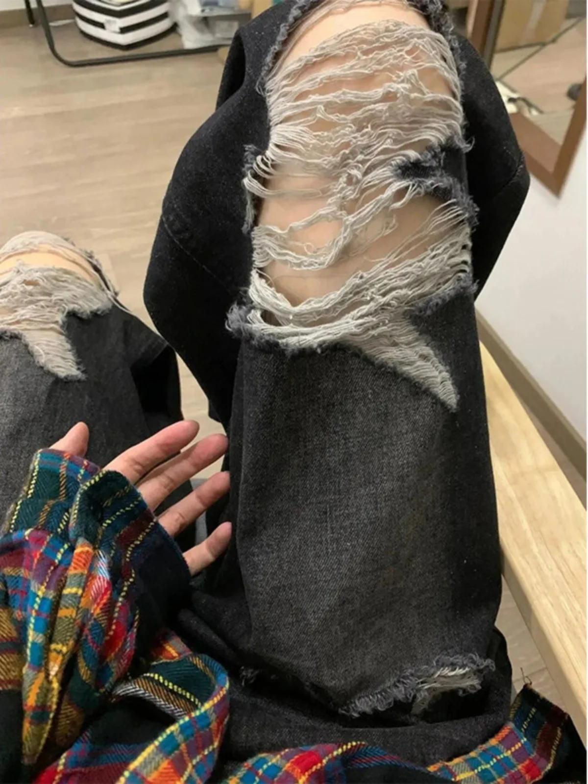 Мужские джинсы в стиле хип-хоп с широкими штанинами, с большими рваными дырками, повседневные прямые брюки, молодежный стиль, весна-осень
Мужские джинсы в стиле хип-хоп с широкими штанинами, с большими рваными дырками, повседневные прямые брюки, молодежный стиль, весна-осень