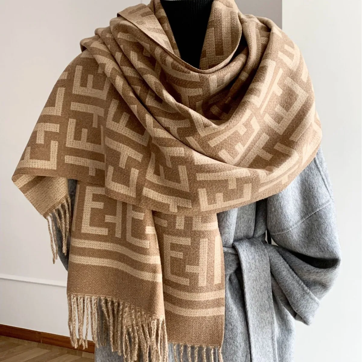  Новый шарф с буквами 2025 года, роскошная клетчатая накидка с бахромой, зимняя теплая флисовая шаль для женской моды
Новый шарф с буквами 2025 года, роскошная клетчатая накидка с бахромой, зимняя теплая флисовая шаль для женской моды