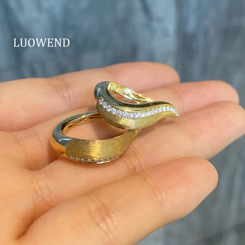LUOWEND 100% 18K Yellow Gold Earrings Luxury Fashion Design Real Natural Diamond Hoop Earrings for Women High Party Jewelry
LUOWEND 100% 18K Yellow Gold Earrings Luxury Fashion Design Real Natural Diamond Hoop Earrings for Women High Party Jewelry