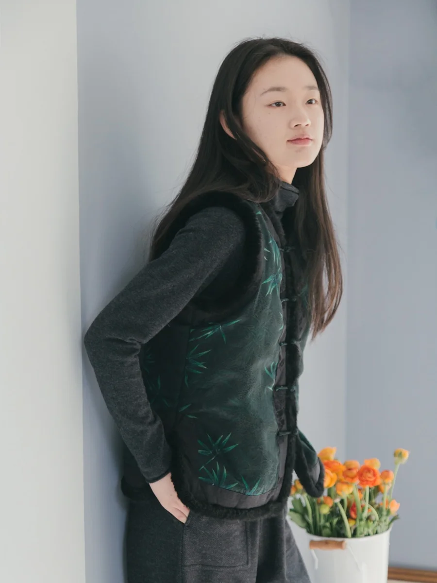 Теплый жилет Yuanji из шелковой ткани с узором «Облако», оригинальный дизайн, на пуговицах, с круглым вырезом, с цветочным растительным принтом, для зимы
Теплый жилет Yuanji из шелковой ткани с узором «Облако», оригинальный дизайн, на пуговицах, с круглым вырезом, с цветочным растительным принтом, для зимы