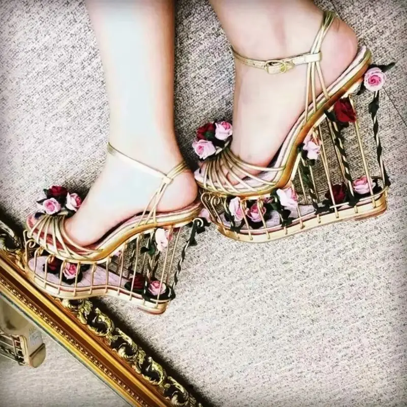 Женские сандалии на танкетке Birdcage Flower Sandals в стиле ретро, цвета розового золота, с металлическими полосками, для вечеринок и подиумных показов, фабричное фото
Женские сандалии на танкетке Birdcage Flower Sandals в стиле ретро, цвета розового золота, с металлическими полосками, для вечеринок и подиумных показов, фабричное фото