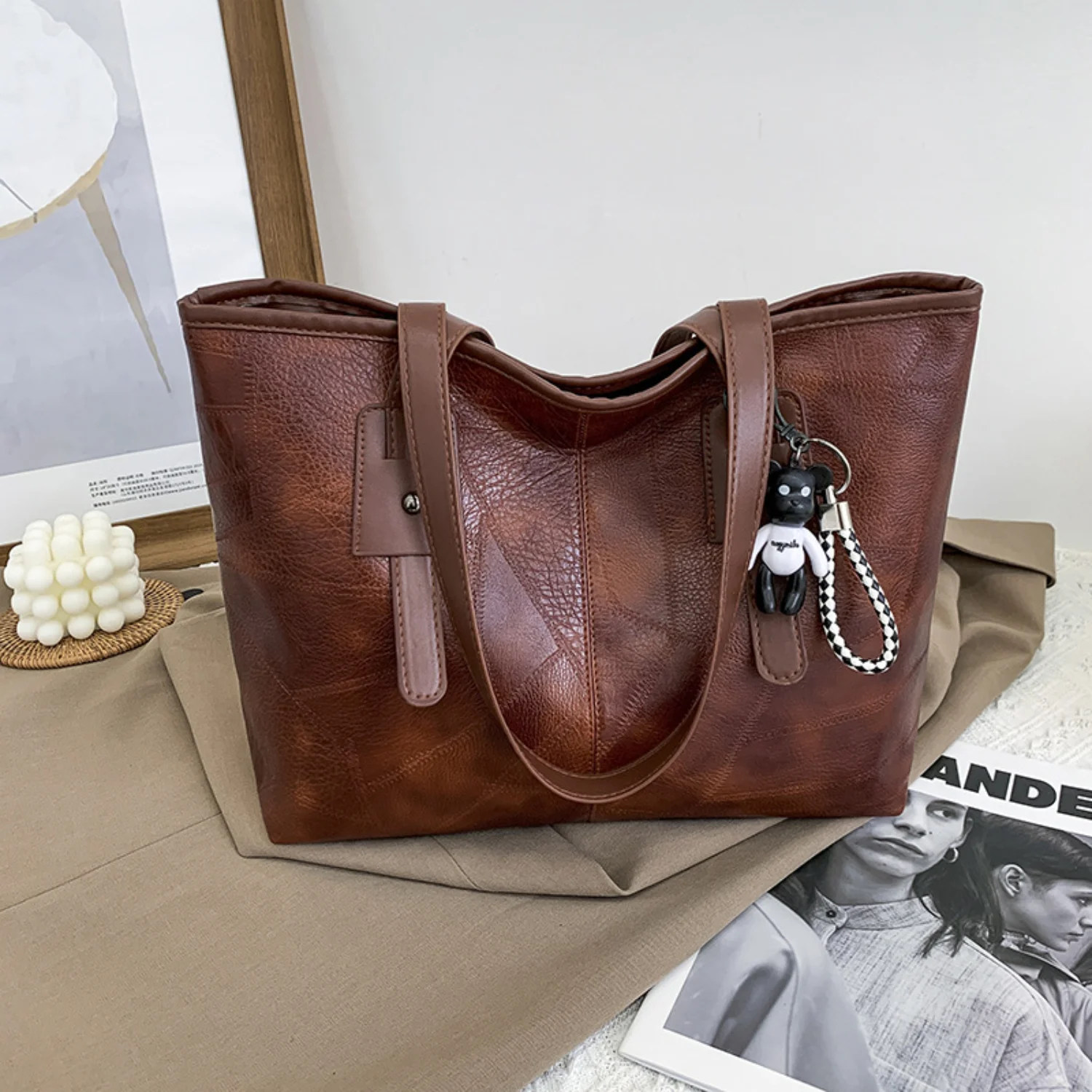 Vintage Large Capacity Tote Bag: Retro Top Handle Satchel for Women, Casual Handbag & Commuter Purse
Vintage Large Capacity Tote Bag: Retro Top Handle Satchel for Women, Casual Handbag & Commuter Purse