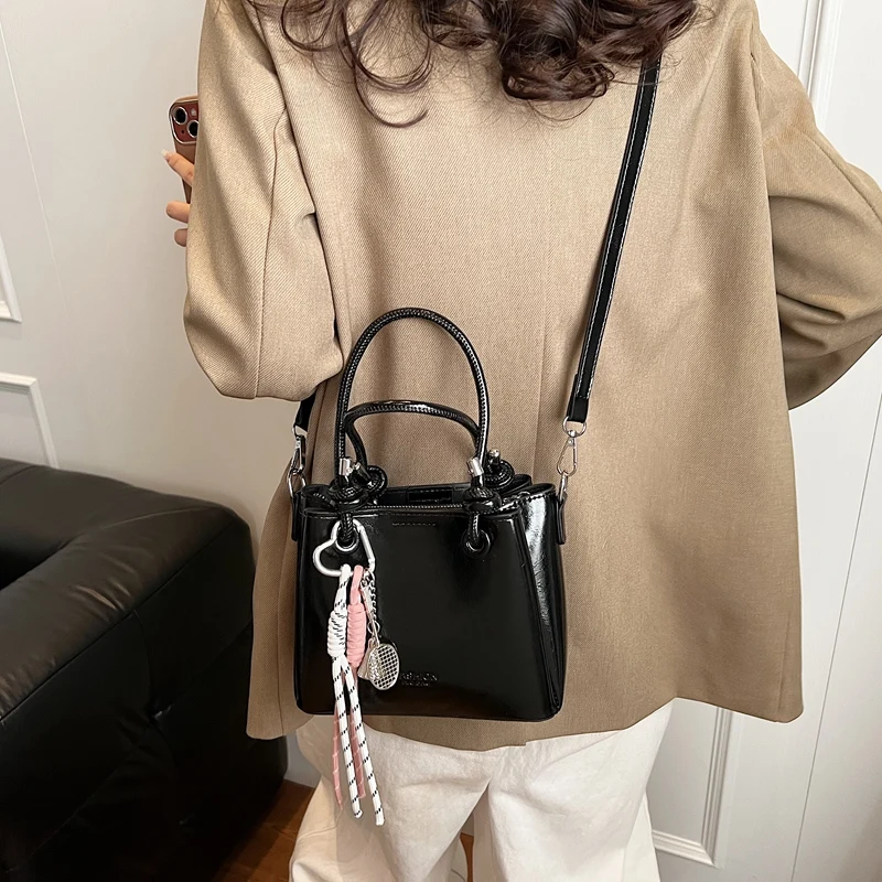 Модная большая сумка-ведро Capaci для поездок на работу, женская модная белая кожаная сумка с мягкой поверхностью и застежкой-молнией
Модная большая сумка-ведро Capaci для поездок на работу, женская модная белая кожаная сумка с мягкой поверхностью и застежкой-молнией