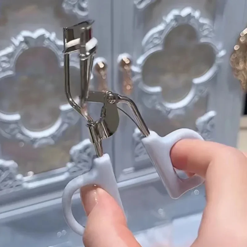 Flower Knows Chocolate Wonder-Shop Metal Eyelash Curler Natural Curly Cosmetic Clip Portable Beauty Makeup Tools
Flower Knows Chocolate Wonder-Shop Metal Eyelash Curler Natural Curly Cosmetic Clip Portable Beauty Makeup Tools