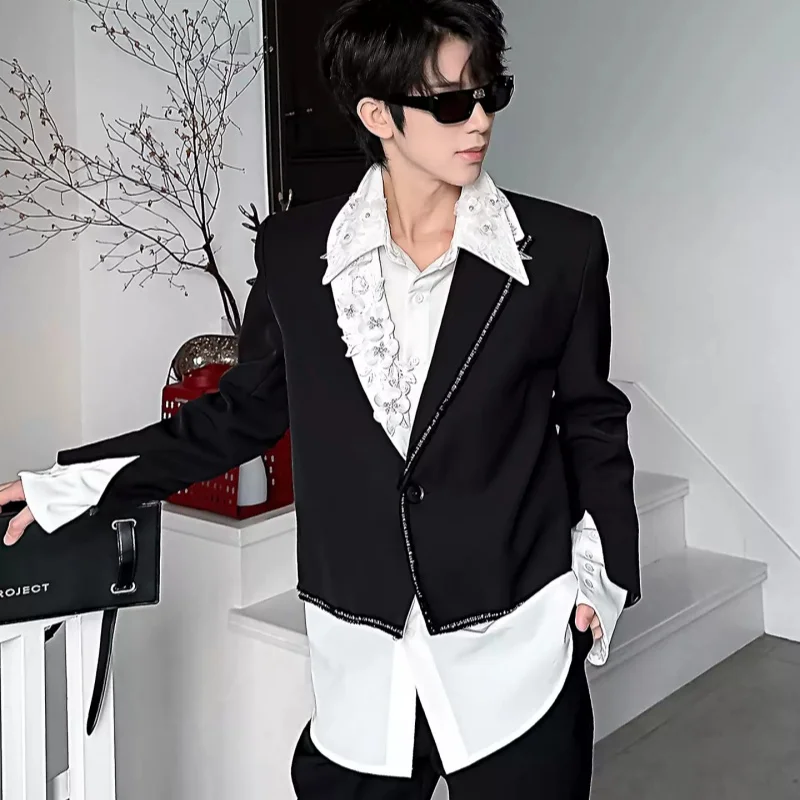 Новое черное короткое повседневное пальто-костюм для мужчин с контрастными цветами, декоративными вставками на рукавах и оригинальным дизайном.
Новое черное короткое повседневное пальто-костюм для мужчин с контрастными цветами, декоративными вставками на рукавах и оригинальным дизайном.