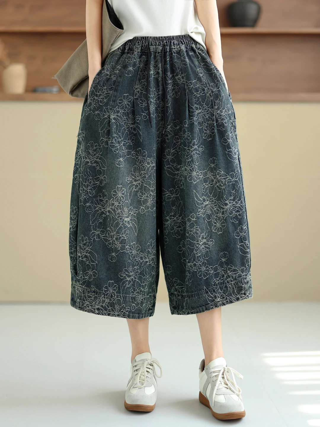Casual Floral Embroidered Soft Denim Wide Leg Pants Women's Summer Versatile 7/8 Length Trousers High Waist Loose Fit Jeans
Casual Floral Embroidered Soft Denim Wide Leg Pants Women's Summer Versatile 7/8 Length Trousers High Waist Loose Fit Jeans