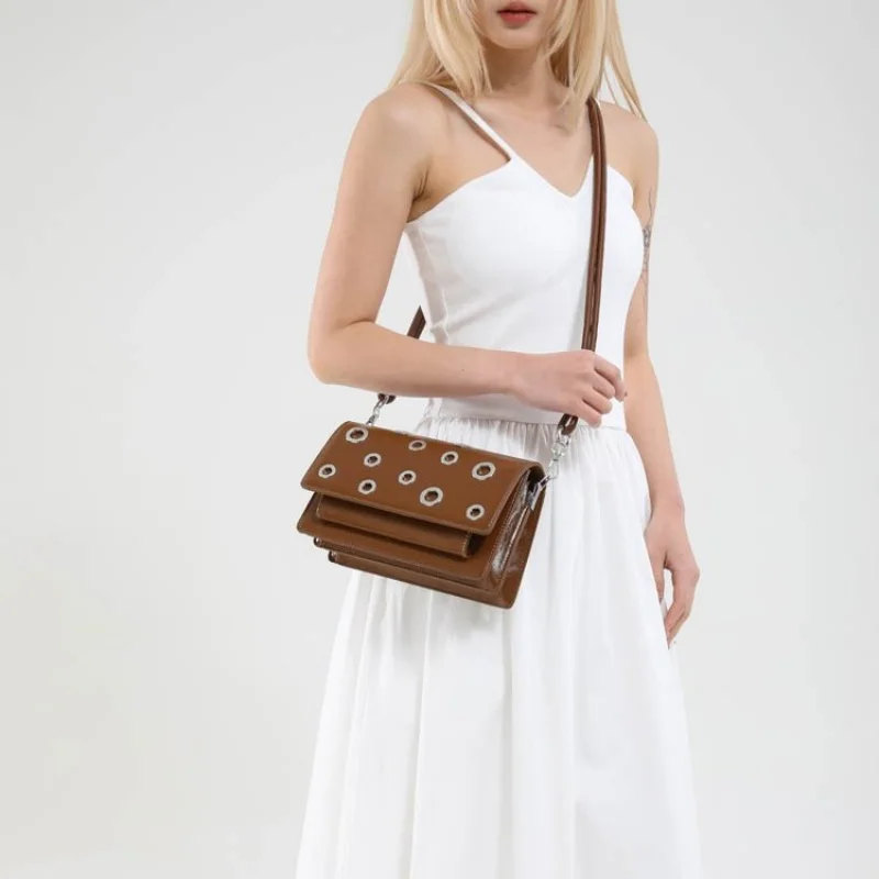 Elegant Stylish Tote Bag With Solid Color And Letter Logo Design Ideal For Business Women Casual Leisure Activities
Elegant Stylish Tote Bag With Solid Color And Letter Logo Design Ideal For Business Women Casual Leisure Activities