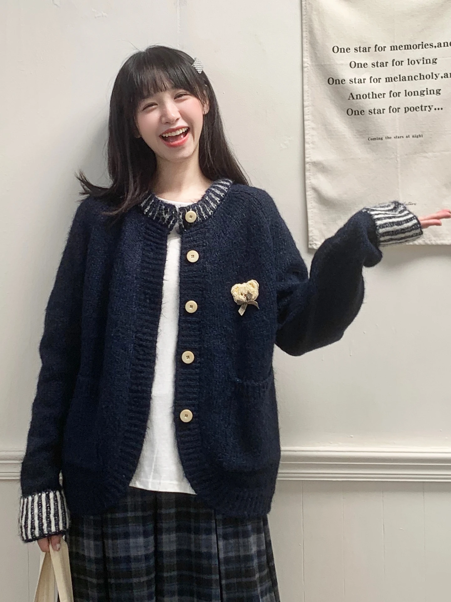 Женский вязаный кардиган Deep Blue Bear: новинка осенней коллекции, хлопок/полиэстер, круглый вырез, длинный рукав, в стиле Lazy Fashion
Женский вязаный кардиган Deep Blue Bear: новинка осенней коллекции, хлопок/полиэстер, круглый вырез, длинный рукав, в стиле Lazy Fashion