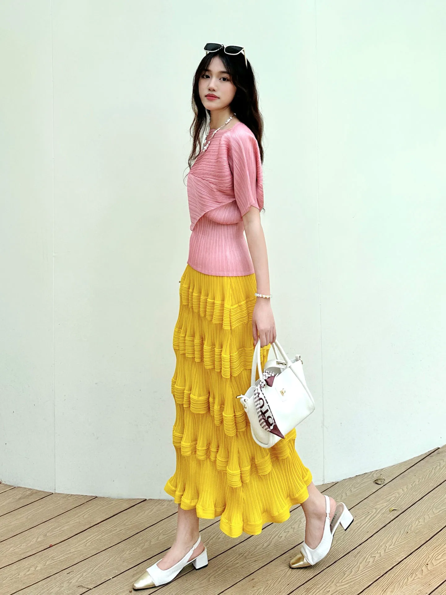 Pink Short Sleeve Top And Yellow Half Skirt Pleated Summer Outfit Korean Style Anti-Aging Three-Stop Artistic Creation Set
Pink Short Sleeve Top And Yellow Half Skirt Pleated Summer Outfit Korean Style Anti-Aging Three-Stop Artistic Creation Set
