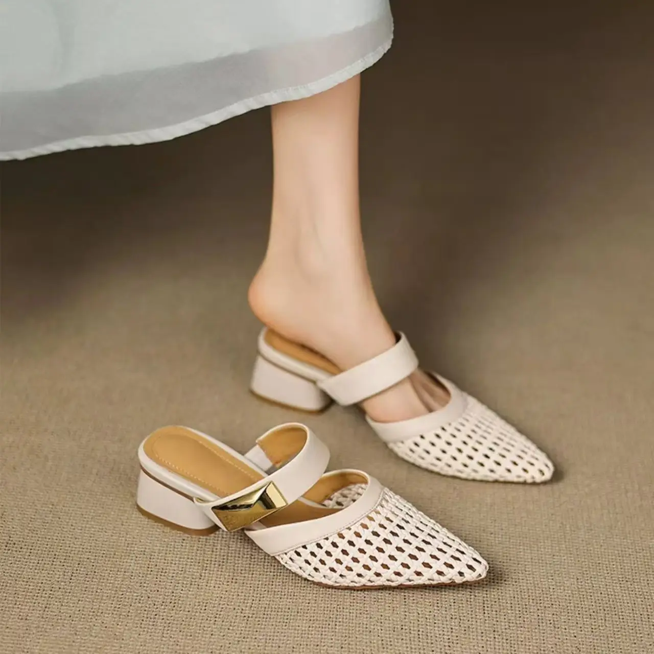 Women Woven Hollow Out Low Heel Closed Toe Slippers Summer New Soft sole Non Slip Breathable Outdoor Half slippers Sandals
Women Woven Hollow Out Low Heel Closed Toe Slippers Summer New Soft sole Non Slip Breathable Outdoor Half slippers Sandals