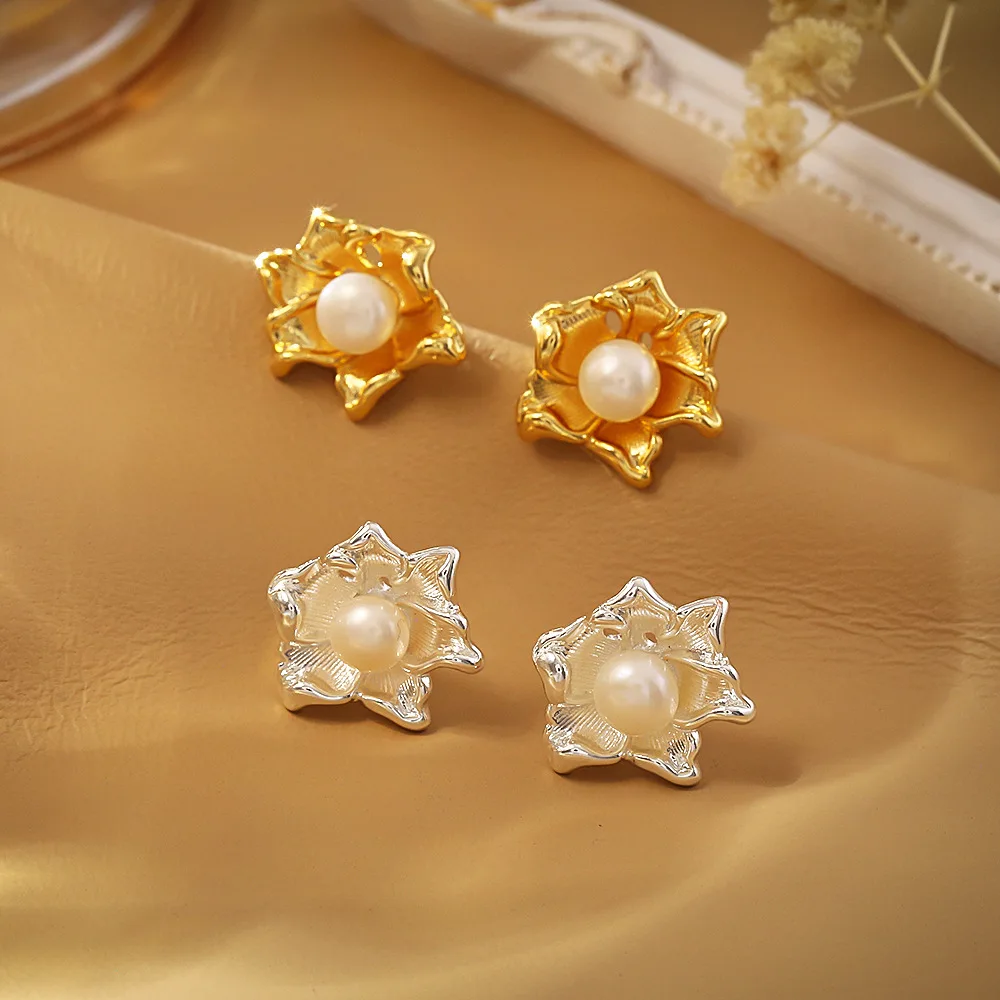 Fashionable and exquisite pearl flower earrings, high-end and versatile earrings, niche light luxury design earrings for women
Fashionable and exquisite pearl flower earrings, high-end and versatile earrings, niche light luxury design earrings for women
