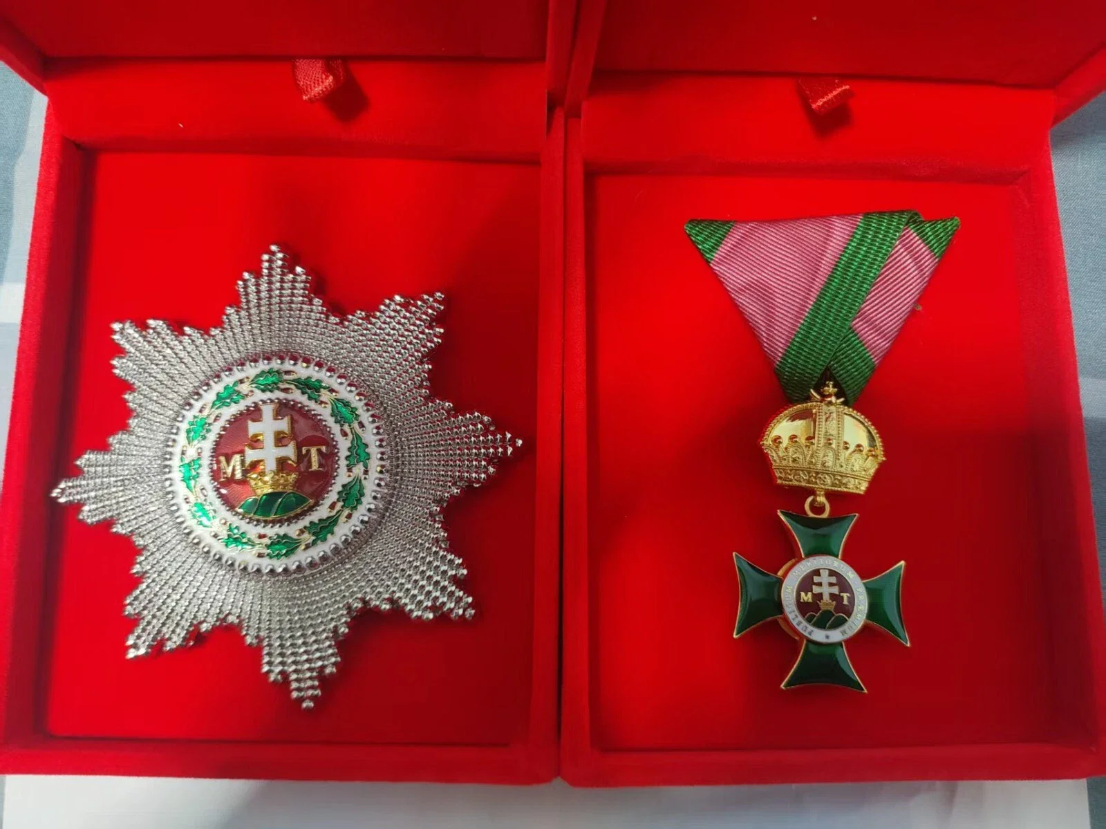 1 Set Austro Hungarian Empire St. Stephen medal Repro
1 Set Austro Hungarian Empire St. Stephen medal Repro